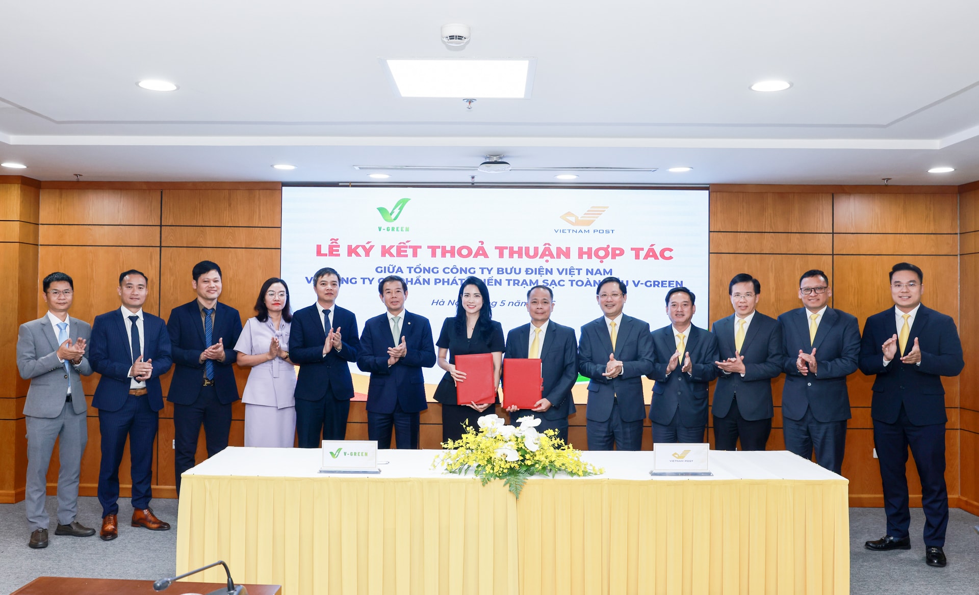 V-Green hợp tác Vietnam Post triển khai 16.000 tủ đổi pin xe máy điện - 2