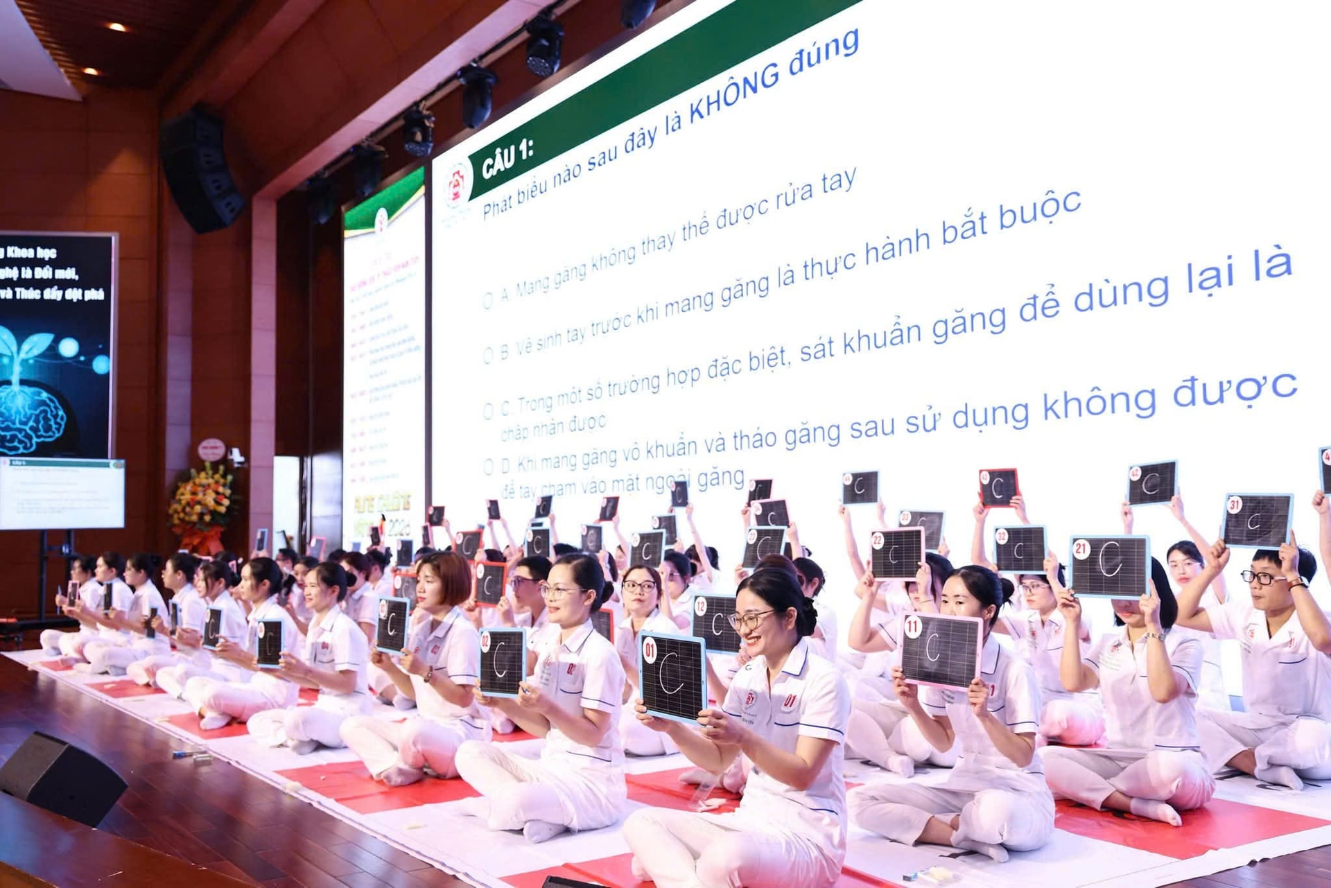 Điều dưỡng phải làm chủ công nghệ để chăm sóc người bệnh tốt hơn- Ảnh 1.