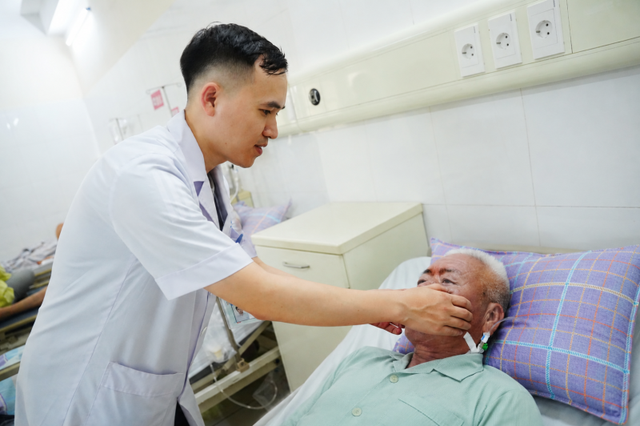 Cụ ông 74 tuổi thoát nguy cơ ung thư nhờ một lần khám sức khỏe định kỳ- Ảnh 2.