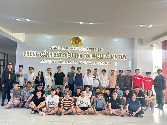 Clip: Ca sĩ Long Nhật khai gì ở cơ quan công an?- Ảnh 2. Clip: Ca sĩ Long Nhật khai gì ở cơ quan công an?- Ảnh 2.