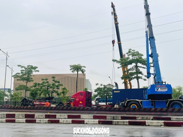 Xe container lật trên cầu vượt Lê Hồng Phong, giao thông ùn tắc kéo dài- Ảnh 3.