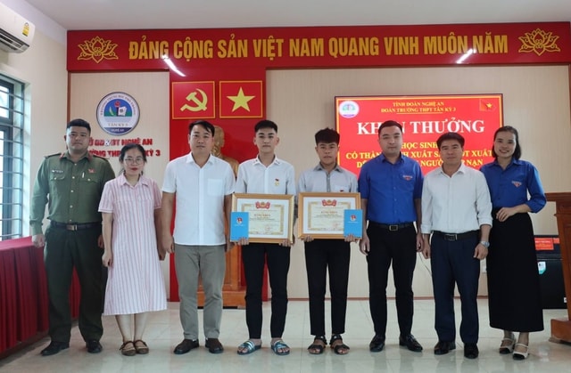 Trao Huy hiệu 'Tuổi trẻ dũng cảm' cho 2 học sinh cứu người trên sông Con- Ảnh 1. Trao Huy hiệu 'Tuổi trẻ dũng cảm' cho 2 học sinh cứu người trên sông Con- Ảnh 1.