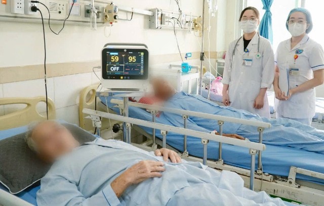 Cấp cứu 2 bệnh nhân cao tuổi bị đột quỵ- Ảnh 1. Cấp cứu 2 bệnh nhân cao tuổi bị đột quỵ- Ảnh 1.