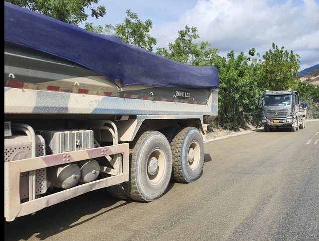 Người dân khốn khổ vì xe chở đá hoạt động rầm rộ, gây bụi mù mịt- Ảnh 2. Người dân khốn khổ vì xe chở đá hoạt động rầm rộ, gây bụi mù mịt- Ảnh 2.
