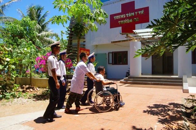Trung tâm Y tế Trường Sa điều trị cho ngư dân bị đau dạ dày nặng khi đánh cá trên biển- Ảnh 1. Trung tâm Y tế Trường Sa điều trị cho ngư dân bị đau dạ dày nặng khi đánh cá trên biển- Ảnh 1.
