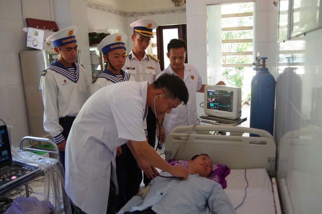 Trung tâm Y tế Trường Sa điều trị cho ngư dân bị đau dạ dày nặng khi đánh cá trên biển- Ảnh 2. Trung tâm Y tế Trường Sa điều trị cho ngư dân bị đau dạ dày nặng khi đánh cá trên biển- Ảnh 2.