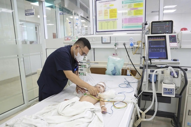 Nhiễm 5 tác nhân hô hấp sau sặc nước, bé 2 tuổi suýt mất mạng- Ảnh 1. Nhiễm 5 tác nhân hô hấp sau sặc nước, bé 2 tuổi suýt mất mạng- Ảnh 1.