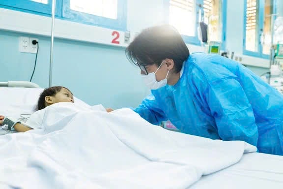 Lãnh đạo TPHCM cùng ca sĩ Hà Anh Tuấn thăm bé gái mồ côi mẹ hồi phục sau ca ghép gan- Ảnh 2.