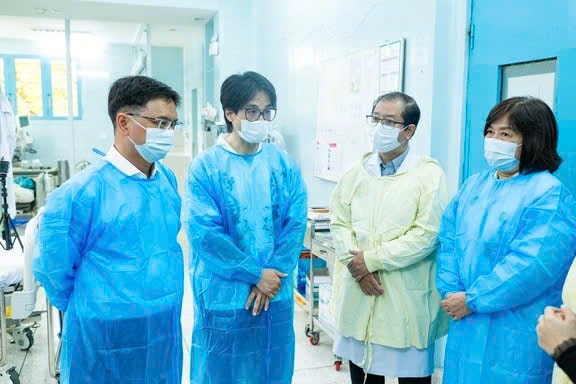 Lãnh đạo TPHCM cùng ca sĩ Hà Anh Tuấn thăm bé gái mồ côi mẹ hồi phục sau ca ghép gan- Ảnh 1.