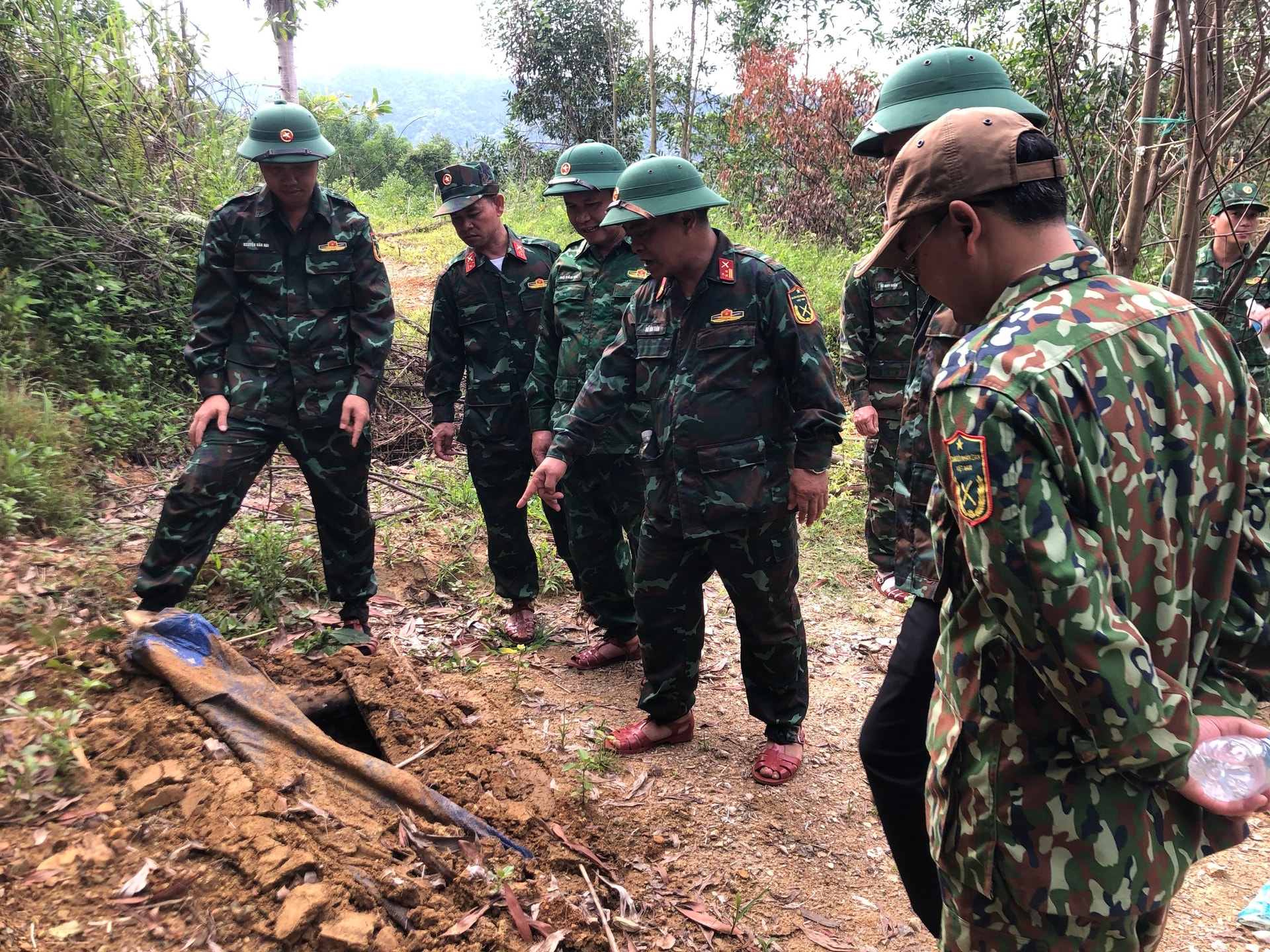 Truy quét điểm nóng khai thác vàng ở Huế, nhiều đối tượng bỏ chạy vào rừng- Ảnh 1.