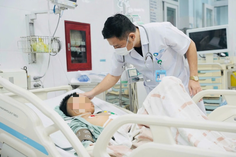 Bị bóng sút vào bụng, bé trai vỡ lách độ IV, sốc mất máu- Ảnh 1. Bị bóng sút vào bụng, bé trai vỡ lách độ IV, sốc mất máu- Ảnh 1.