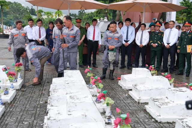 Lấy mẫu sinh phẩm hài cốt liệt sĩ chưa xác định được thông tin để trả lại tên cho các anh hùng- Ảnh 3. Lấy mẫu sinh phẩm hài cốt liệt sĩ chưa xác định được thông tin để trả lại tên cho các anh hùng- Ảnh 3.