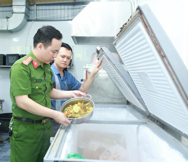 Kiểm tra hơn 1.500 cơ sở, xử phạt hơn 1,1 tỷ đồng vi phạm an toàn thực phẩm- Ảnh 3. Kiểm tra hơn 1.500 cơ sở, xử phạt hơn 1,1 tỷ đồng vi phạm an toàn thực phẩm- Ảnh 3.