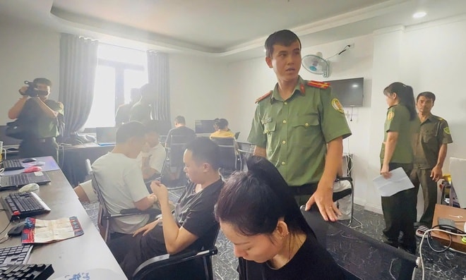 Phát hiện nhiều người nước ngoài thuê khách sạn lập 'ổ' lừa đảo công nghệ cao ở TPHCM - Ảnh 5. Phát hiện nhiều người nước ngoài thuê khách sạn lập 'ổ' lừa đảo công nghệ cao ở TPHCM - Ảnh 5.