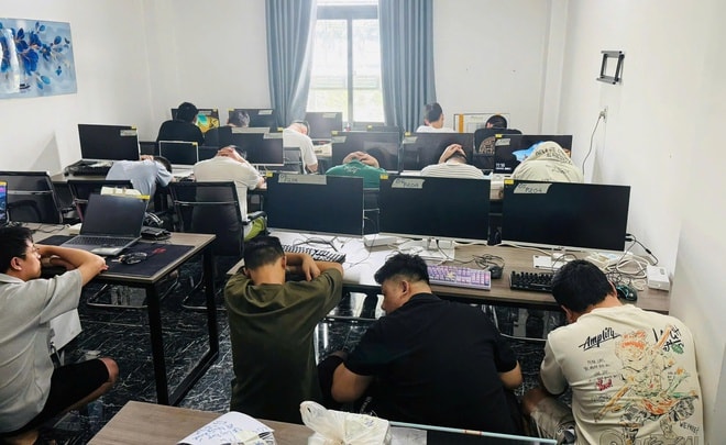 Phát hiện nhiều người nước ngoài thuê khách sạn lập 'ổ' lừa đảo công nghệ cao ở TPHCM - Ảnh 2. Phát hiện nhiều người nước ngoài thuê khách sạn lập 'ổ' lừa đảo công nghệ cao ở TPHCM - Ảnh 2.
