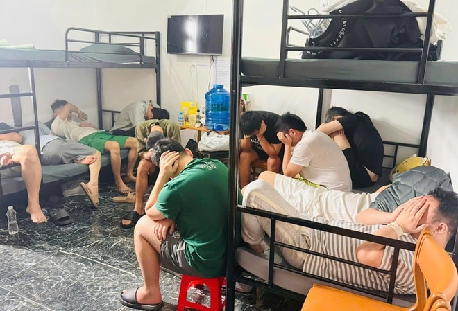 Phát hiện nhiều người nước ngoài thuê khách sạn lập 'ổ' lừa đảo công nghệ cao ở TPHCM - Ảnh 4. Phát hiện nhiều người nước ngoài thuê khách sạn lập 'ổ' lừa đảo công nghệ cao ở TPHCM - Ảnh 4.