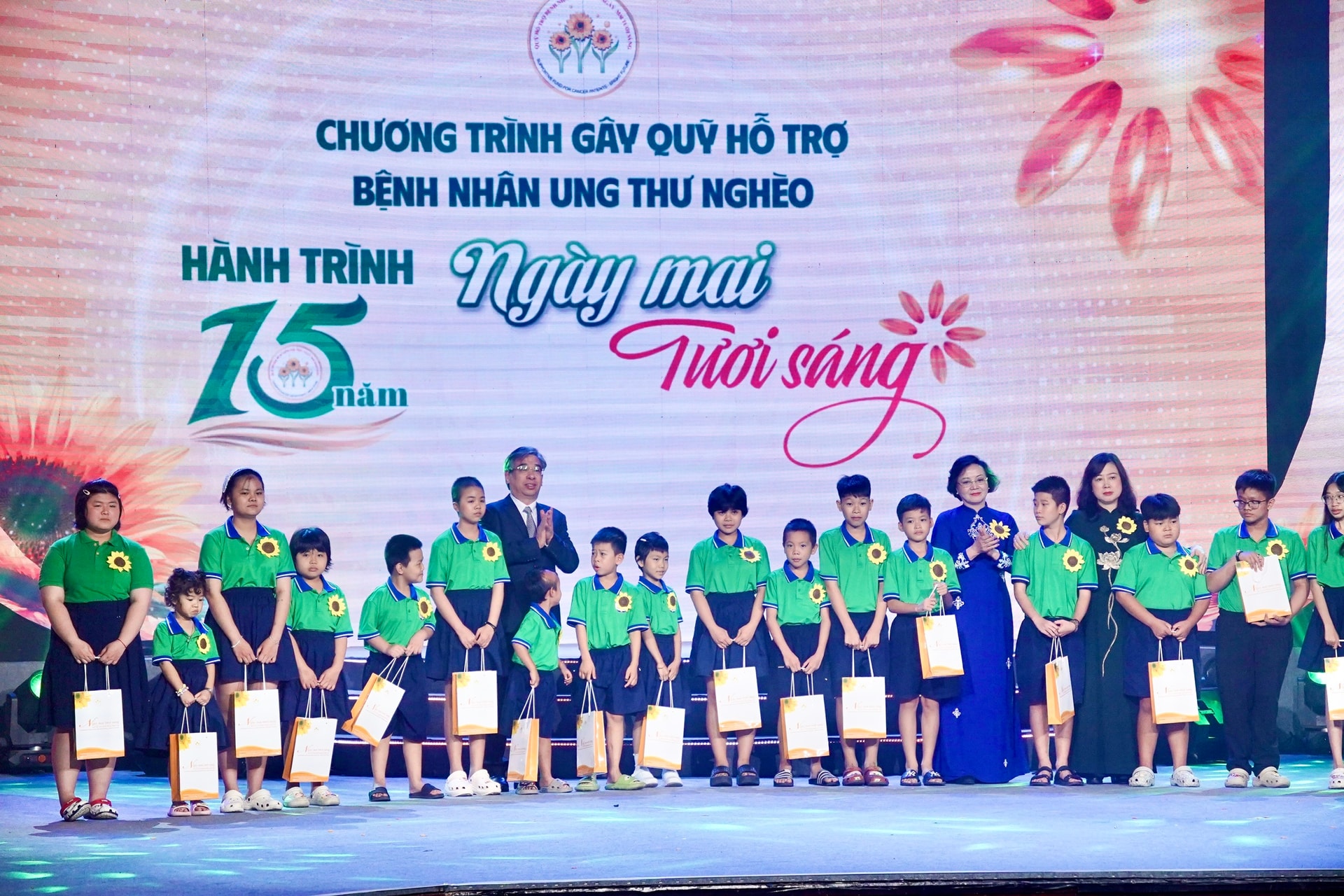 Phó Thủ tướng Phạm Thị Thanh Trà: Không để bệnh nhân ung thư nghèo đơn độc trong cuộc chiến giành sự sống- Ảnh 3. Phó Thủ tướng Phạm Thị Thanh Trà: Không để bệnh nhân ung thư nghèo đơn độc trong cuộc chiến giành sự sống- Ảnh 3.