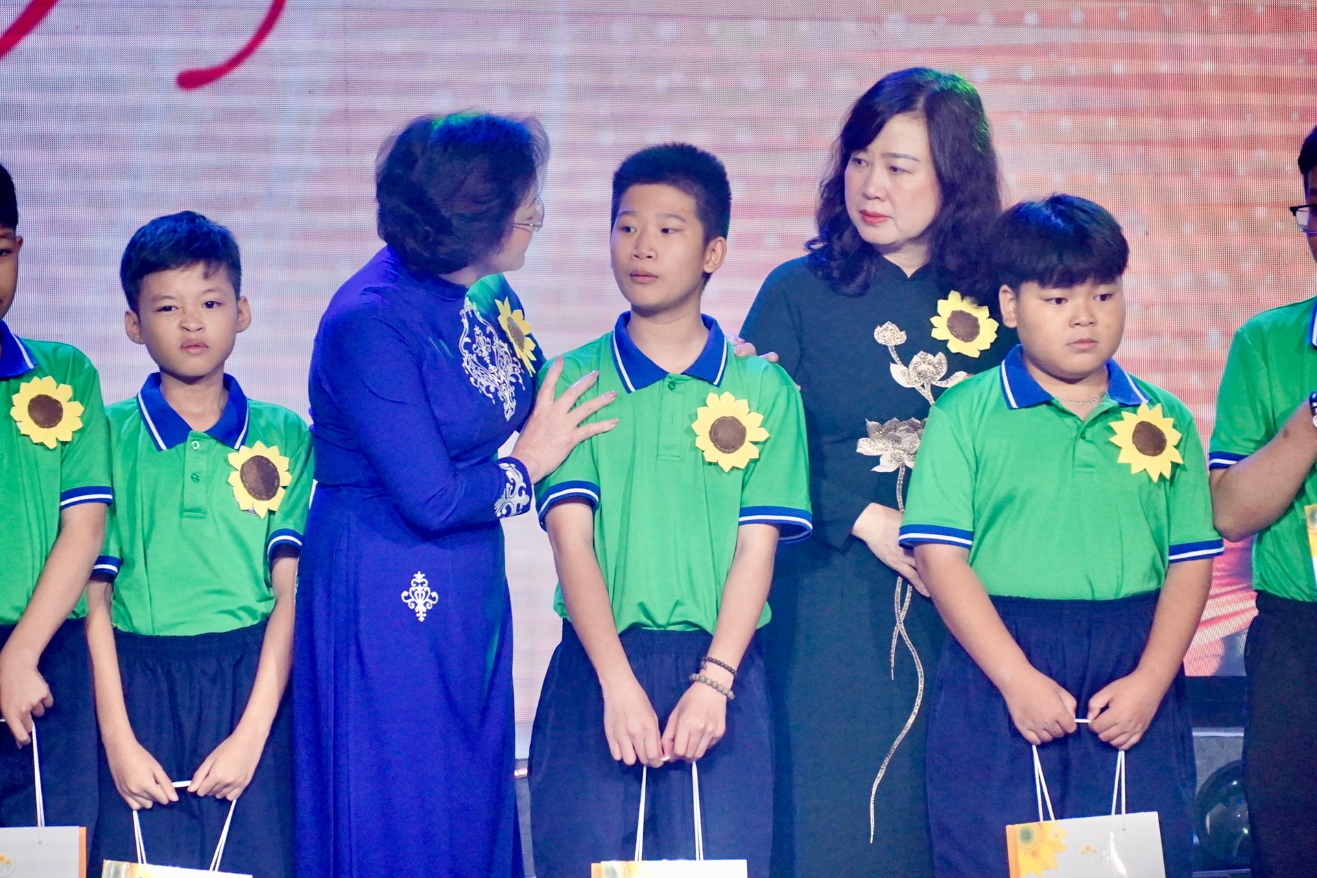 Phó Thủ tướng Phạm Thị Thanh Trà: Không để bệnh nhân ung thư nghèo đơn độc trong cuộc chiến giành sự sống- Ảnh 2. Phó Thủ tướng Phạm Thị Thanh Trà: Không để bệnh nhân ung thư nghèo đơn độc trong cuộc chiến giành sự sống- Ảnh 2.