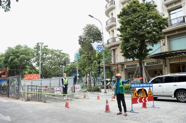Hà Nội rào chắn loạt tuyến phố trung tâm để thi công chống ngập úng- Ảnh 2. Hà Nội rào chắn loạt tuyến phố trung tâm để thi công chống ngập úng- Ảnh 2.