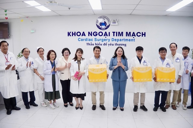 Phó Chủ tịch nước Võ Thị Ánh Xuân thăm, động viên bệnh nhi tại Bệnh viện Nhi đồng 1- Ảnh 2.