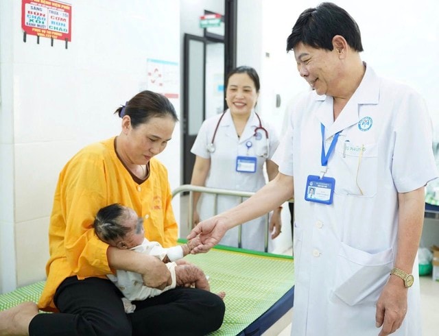 Bé gái 4 tháng tuổi mắc bệnh da hiếm gặp, viêm phổi tái diễn được điều trị ổn định- Ảnh 1. Bé gái 4 tháng tuổi mắc bệnh da hiếm gặp, viêm phổi tái diễn được điều trị ổn định- Ảnh 1.
