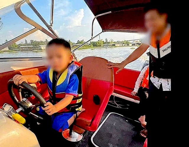 Cha cho con nhỏ cầm lái ca nô 3 phút, loạt vi phạm bị phát hiện- Ảnh 2. Cha cho con nhỏ cầm lái ca nô 3 phút, loạt vi phạm bị phát hiện- Ảnh 2.