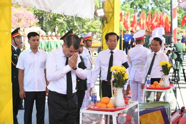 Thủ tướng Lê Minh Hưng dự lễ an táng 28 hài cốt liệt sĩ quân tình nguyện tại Quảng Trị- Ảnh 2. Thủ tướng Lê Minh Hưng dự lễ an táng 28 hài cốt liệt sĩ quân tình nguyện tại Quảng Trị- Ảnh 2.