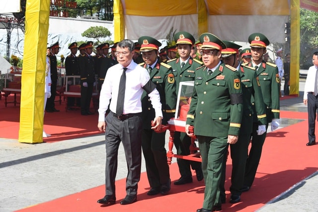 Thủ tướng Lê Minh Hưng dự lễ an táng 28 hài cốt liệt sĩ quân tình nguyện tại Quảng Trị- Ảnh 1. Thủ tướng Lê Minh Hưng dự lễ an táng 28 hài cốt liệt sĩ quân tình nguyện tại Quảng Trị- Ảnh 1.