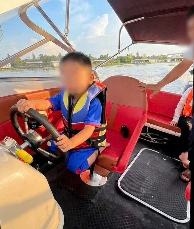 Bé trai 3 tuổi cầm lái ca nô trên sông, cha quay clip đăng mạng- Ảnh 1. Bé trai 3 tuổi cầm lái ca nô trên sông, cha quay clip đăng mạng- Ảnh 1.