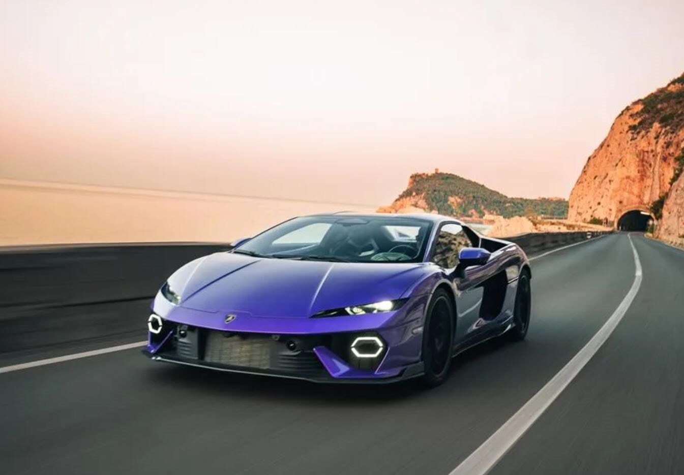 Temerario hiện là mẫu siêu xe động cơ đặt giữa mới nhất của Lamborghini, nhưng nay đã được điện hóa với hệ truyền động hybrid.