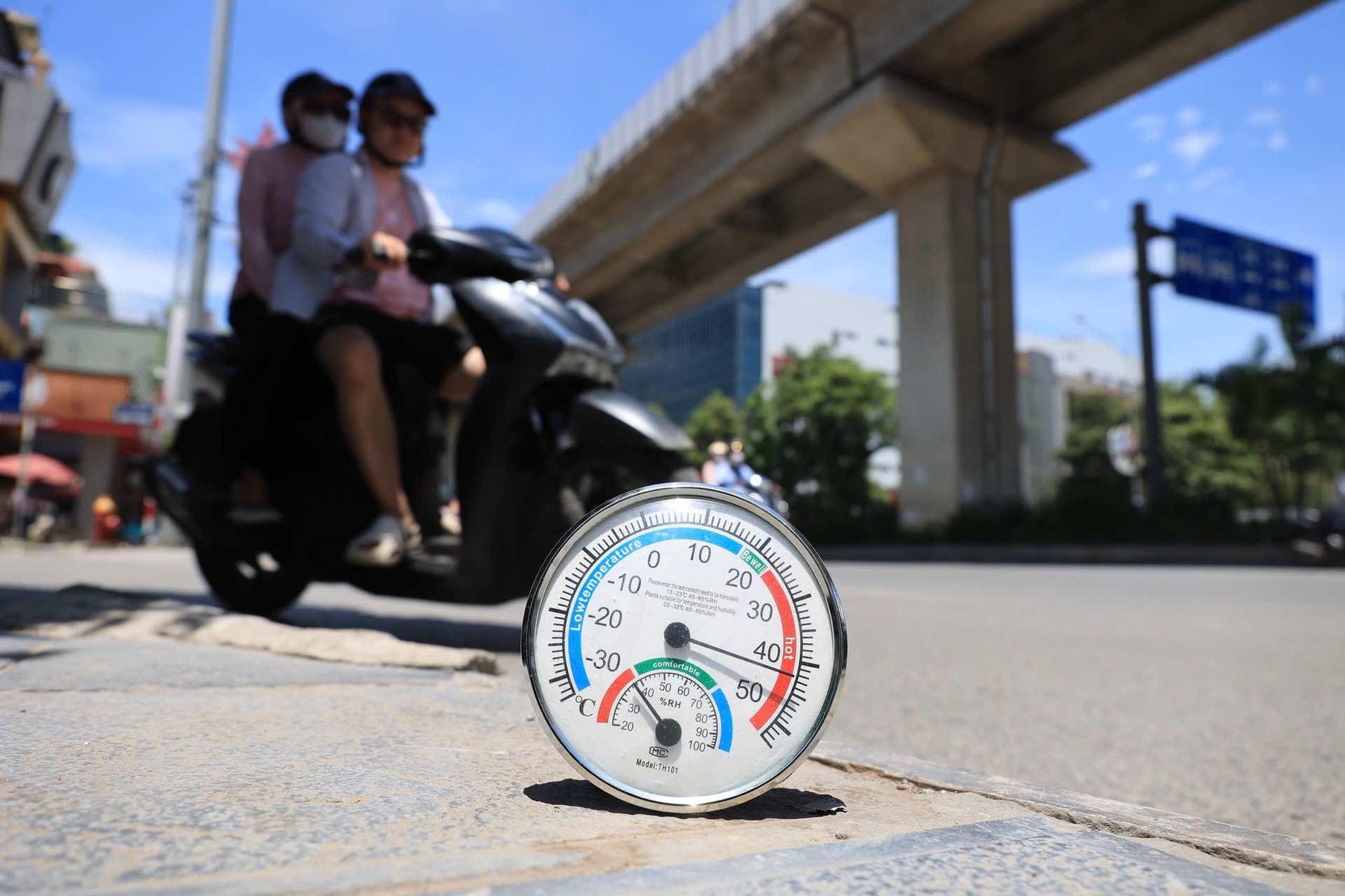 Hà Nội nắng nóng như 'chảo lửa', người lao động vất vả mưu sinh- Ảnh 7. Hà Nội nắng nóng như 'chảo lửa', người lao động vất vả mưu sinh- Ảnh 7.