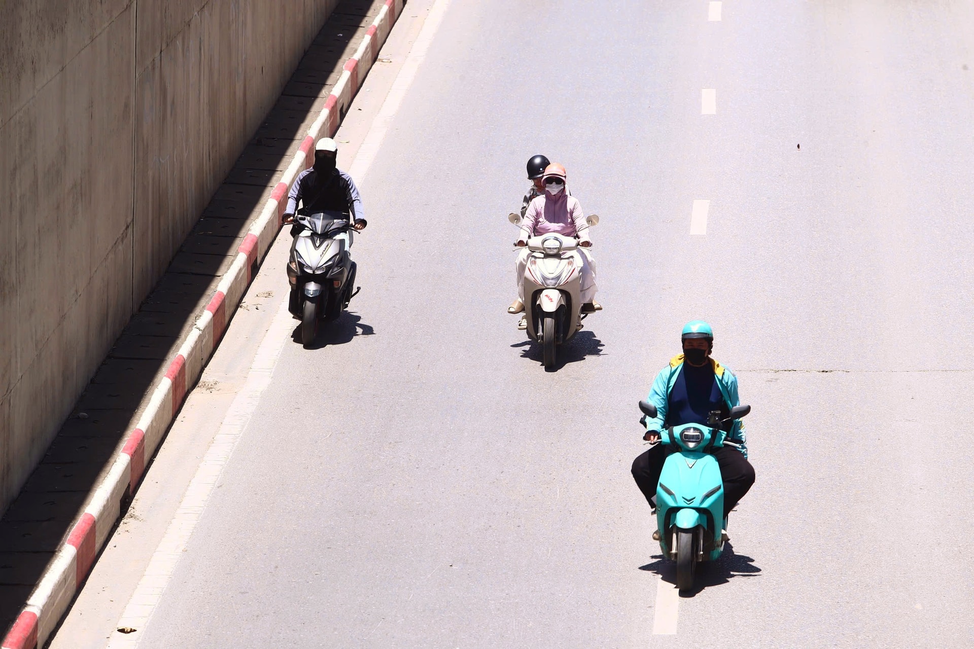 Hà Nội nắng nóng như 'chảo lửa', người lao động vất vả mưu sinh- Ảnh 6. Hà Nội nắng nóng như 'chảo lửa', người lao động vất vả mưu sinh- Ảnh 6.