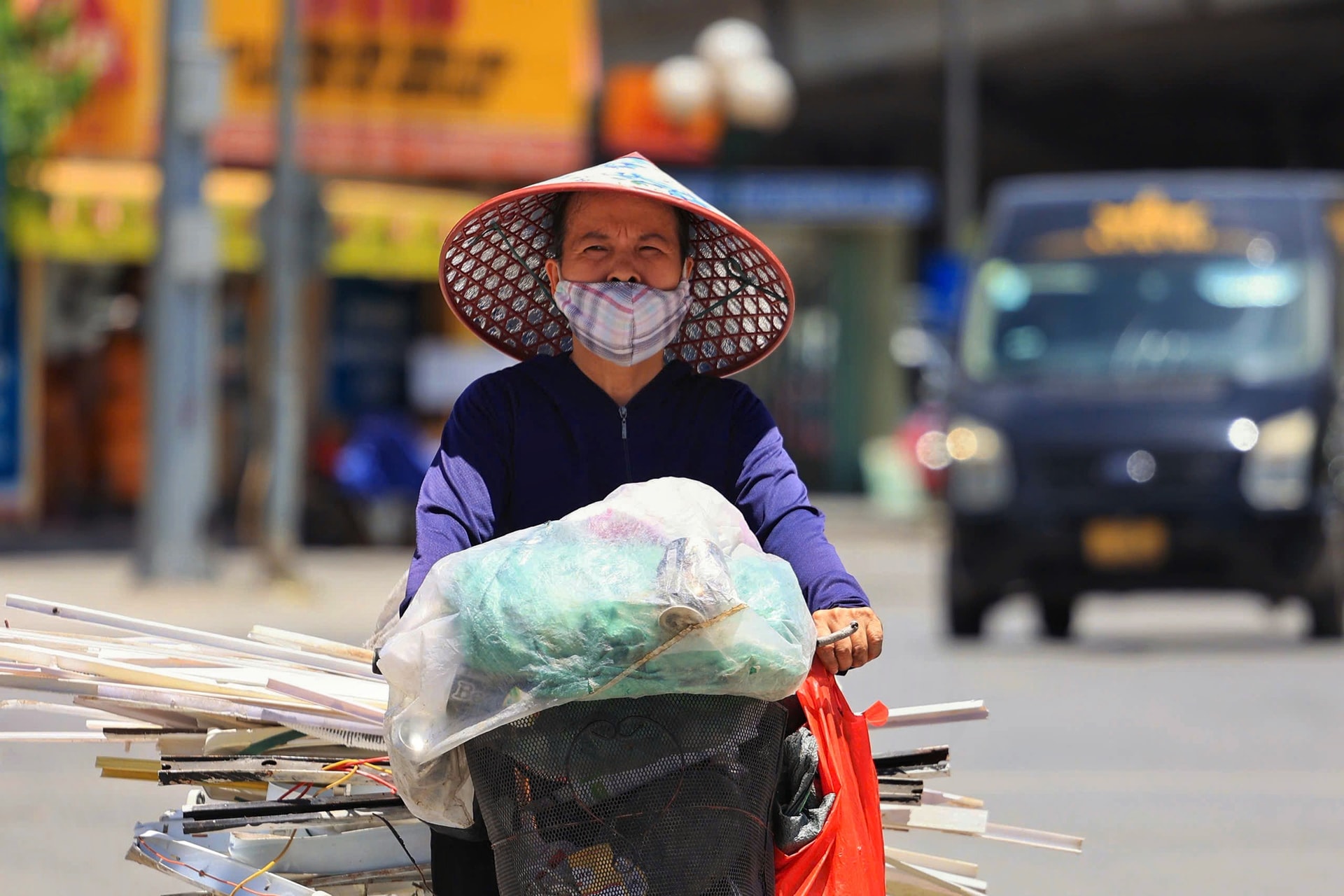Hà Nội nắng nóng như 'chảo lửa', người lao động vất vả mưu sinh- Ảnh 10. Hà Nội nắng nóng như 'chảo lửa', người lao động vất vả mưu sinh- Ảnh 10.