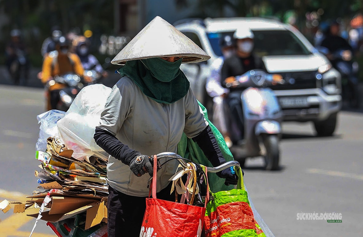 Người lao động nhọc nhằn mưu sinh dưới nắng như đổ lửa- Ảnh 3. Người lao động nhọc nhằn mưu sinh dưới nắng như đổ lửa- Ảnh 3.