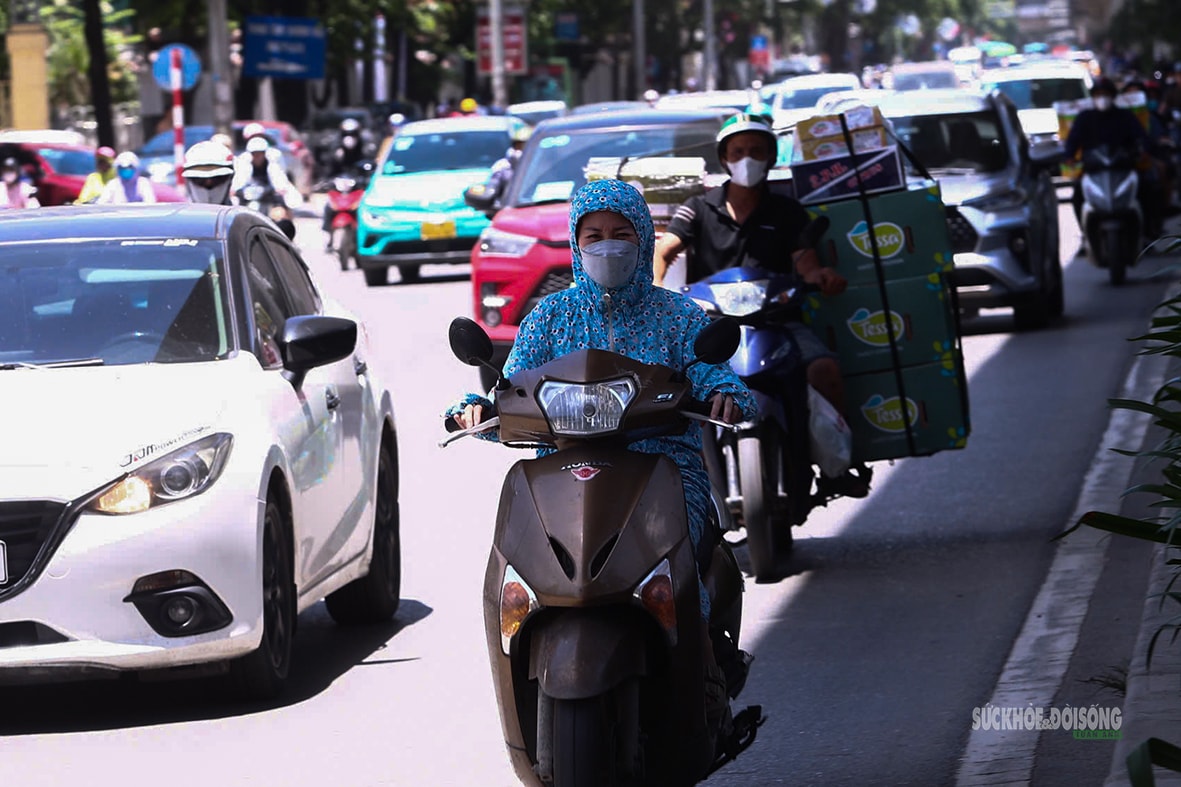 Người lao động nhọc nhằn mưu sinh dưới nắng như đổ lửa- Ảnh 5. Người lao động nhọc nhằn mưu sinh dưới nắng như đổ lửa- Ảnh 5.