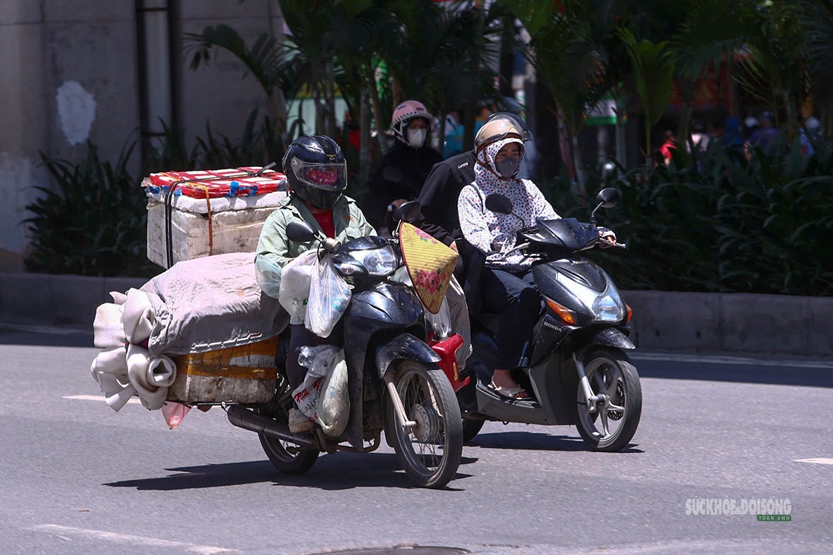 Người lao động nhọc nhằn mưu sinh dưới nắng như đổ lửa- Ảnh 6. Người lao động nhọc nhằn mưu sinh dưới nắng như đổ lửa- Ảnh 6.