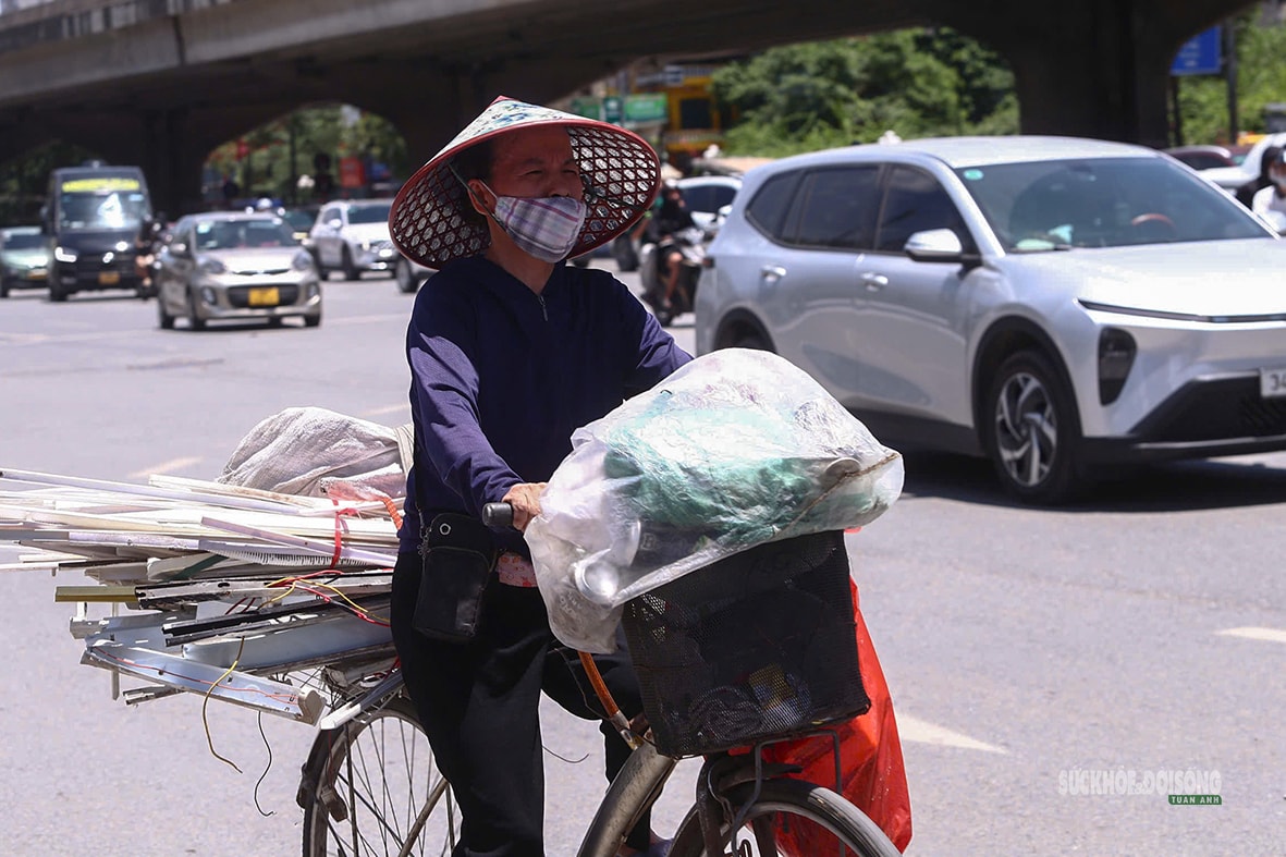 Người lao động nhọc nhằn mưu sinh dưới nắng như đổ lửa- Ảnh 4. Người lao động nhọc nhằn mưu sinh dưới nắng như đổ lửa- Ảnh 4.