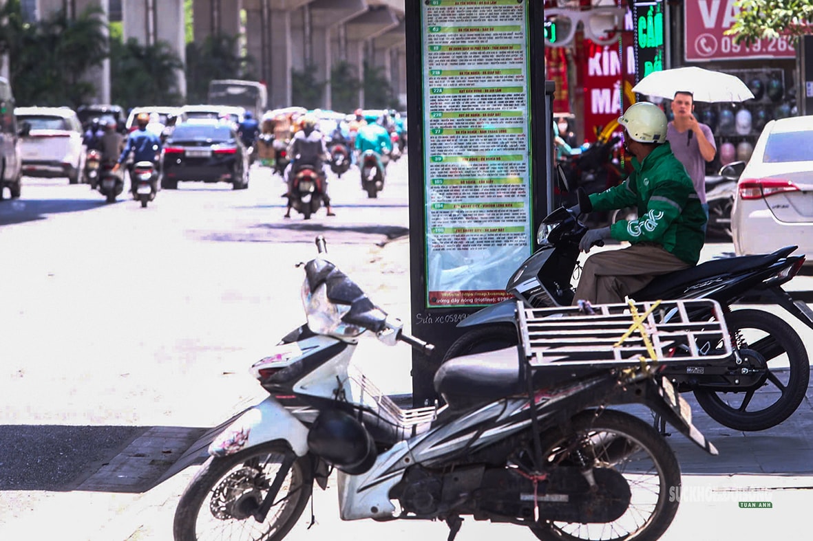 Người lao động nhọc nhằn mưu sinh dưới nắng như đổ lửa- Ảnh 9. Người lao động nhọc nhằn mưu sinh dưới nắng như đổ lửa- Ảnh 9.