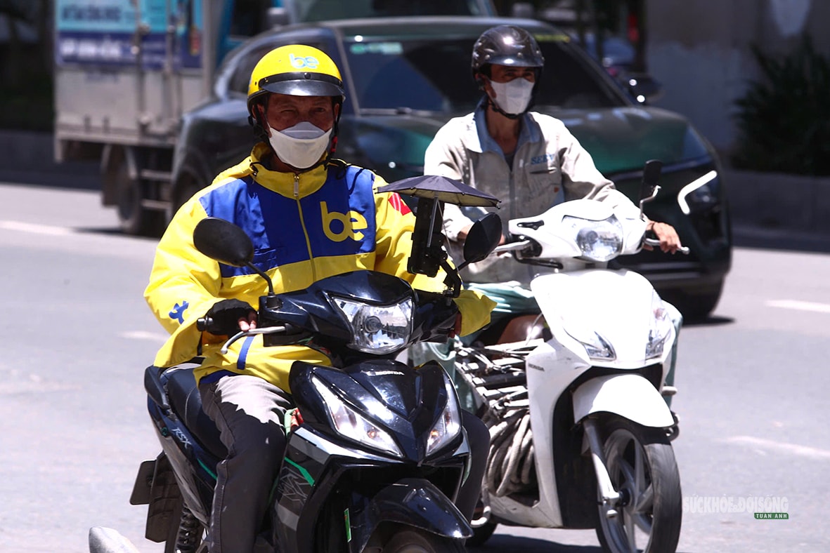 Người lao động nhọc nhằn mưu sinh dưới nắng như đổ lửa- Ảnh 10. Người lao động nhọc nhằn mưu sinh dưới nắng như đổ lửa- Ảnh 10.