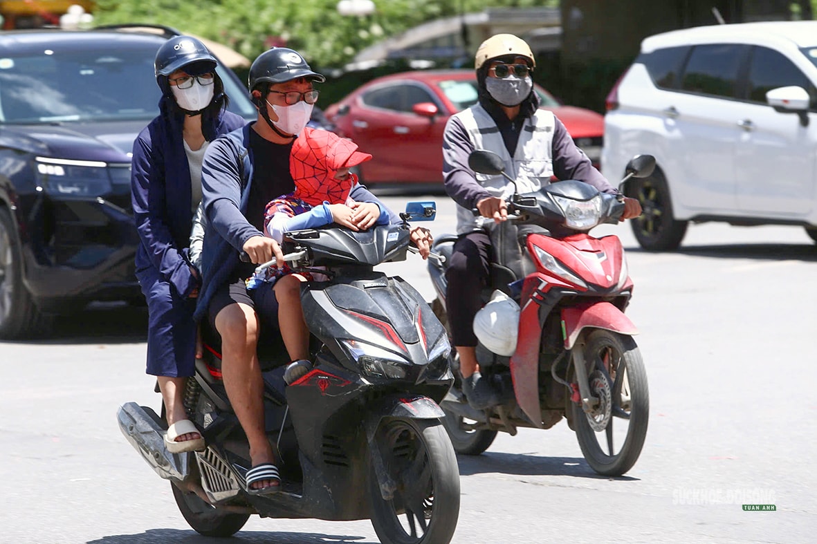 Người lao động nhọc nhằn mưu sinh dưới nắng như đổ lửa- Ảnh 11. Người lao động nhọc nhằn mưu sinh dưới nắng như đổ lửa- Ảnh 11.