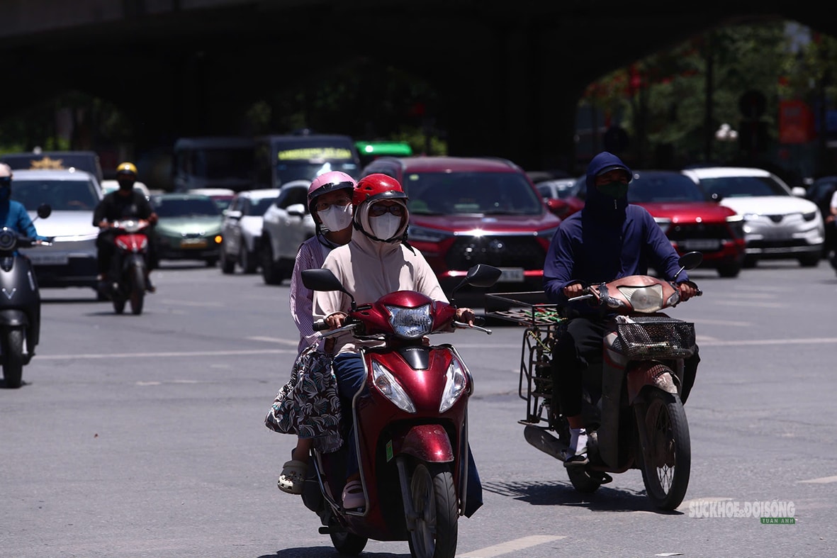 Người lao động nhọc nhằn mưu sinh dưới nắng như đổ lửa- Ảnh 8. Người lao động nhọc nhằn mưu sinh dưới nắng như đổ lửa- Ảnh 8.