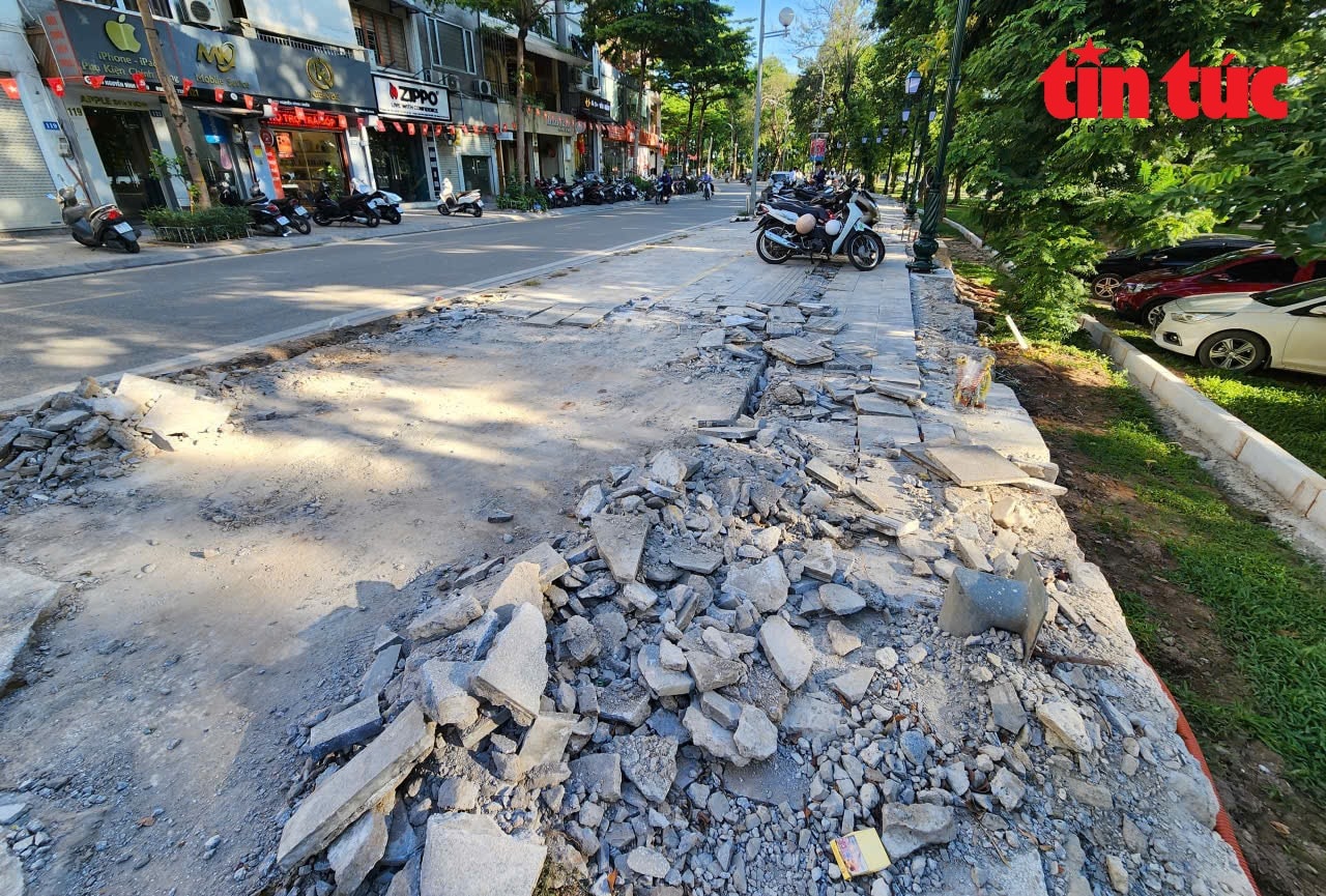Thành ủy Hà Nội yêu cầu phường báo cáo vụ vỉa hè lát đá ‘bị đục phá’ để làm dải cây xanh- Ảnh 1.