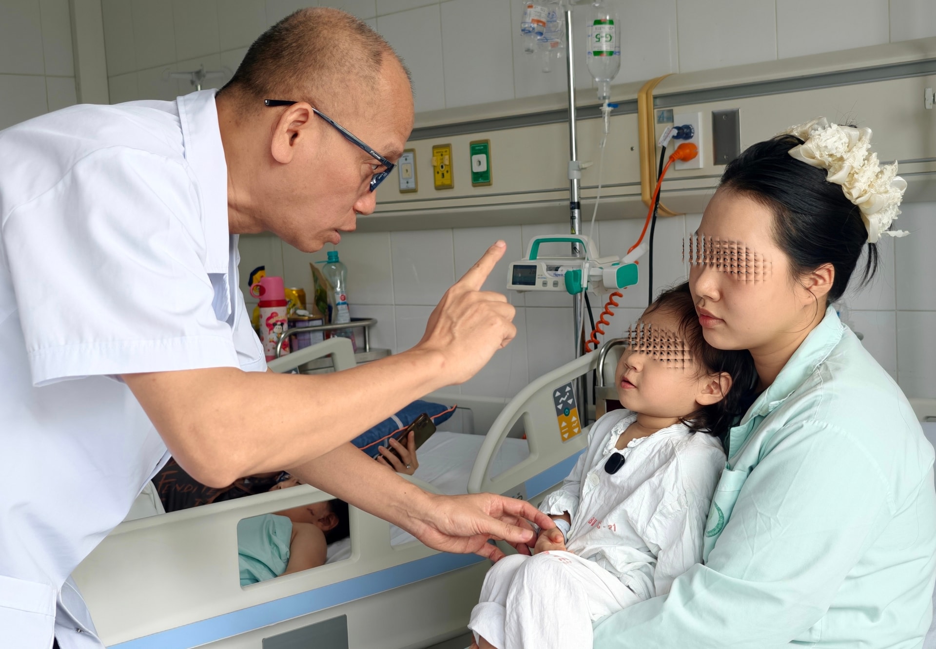 Tai nạn hy hữu: Bé gái 2,5 tuổi bị que xiên thịt đâm sâu, nguy cơ xuyên sọ não- Ảnh 3. Tai nạn hy hữu: Bé gái 2,5 tuổi bị que xiên thịt đâm sâu, nguy cơ xuyên sọ não- Ảnh 3.