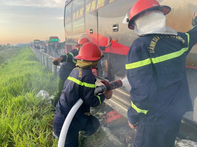 Cháy xe khách giường nằm trên cao tốc, 33 hành khách thoát nạn- Ảnh 1.