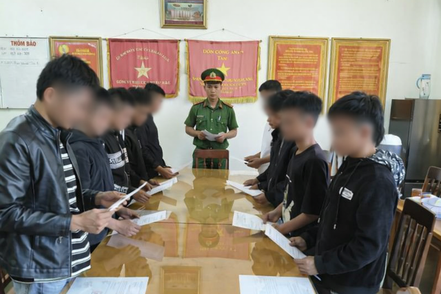Khởi tố 10 đối tượng ép nạn nhân xuống cống nước rồi đánh cho dù nạn nhân đã xin lỗi- Ảnh 1. Khởi tố 10 đối tượng ép nạn nhân xuống cống nước rồi đánh cho dù nạn nhân đã xin lỗi- Ảnh 1.