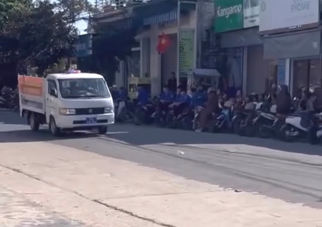 Công an xã dùng ô tô đến tận nhà đón thí sinh ngủ quên tới điểm thi- Ảnh 1.