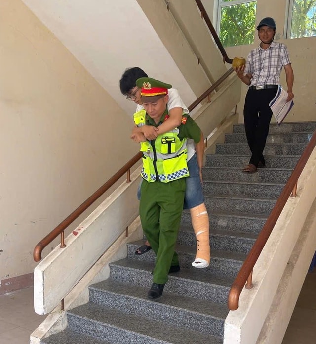 Công an xã dùng ô tô đến tận nhà đón thí sinh ngủ quên tới điểm thi- Ảnh 2.