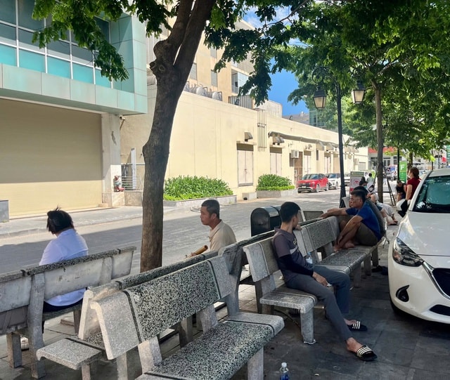 Những khoảng mát giữa bệnh viện ngày nắng nóng- Ảnh 6.