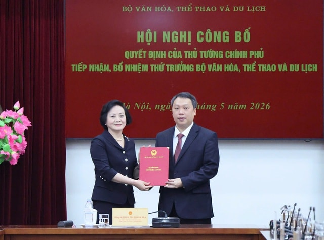 Trao quyết định tiếp nhận, bổ nhiệm ông Nguyễn Huy Dũng giữ chức Thứ trưởng Bộ VHTT&DL- Ảnh 1. Trao quyết định tiếp nhận, bổ nhiệm ông Nguyễn Huy Dũng giữ chức Thứ trưởng Bộ VHTT&DL- Ảnh 1.