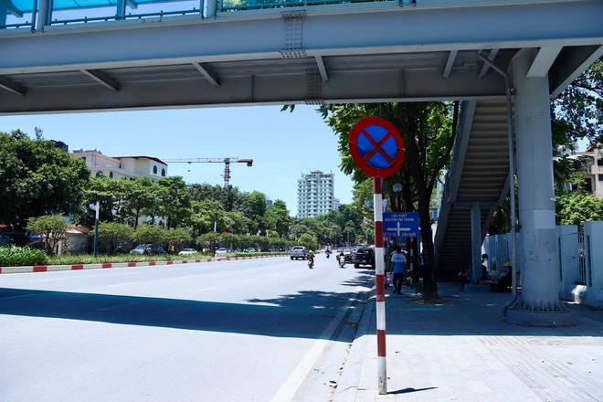 Bị CSGT xử lý vì dừng đỗ trước cổng bệnh viện, nhiều tài xế vẫn viện lý do quen thuộc- Ảnh 3.